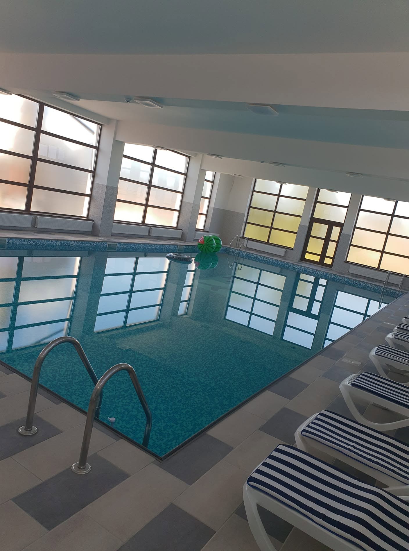 Piscina ANBO SPA în lumină naturală